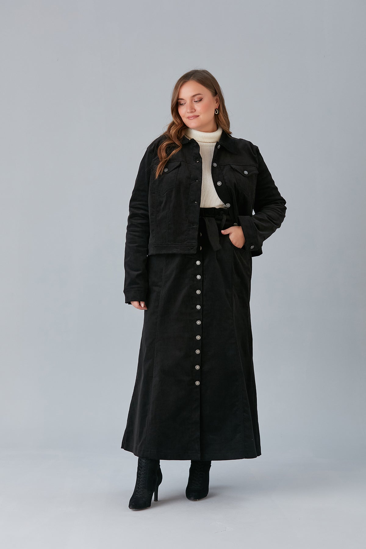 Φούστα κοτλέ με κουμπιά και ελαστική μέση σε μεγάλα μεγέθη  - Μαύρο