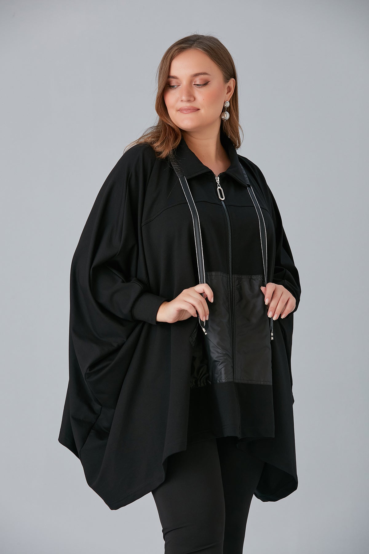 Γυναικείο poncho με φερμουάρ σε μεγάλα μεγέθη- Μαύρο