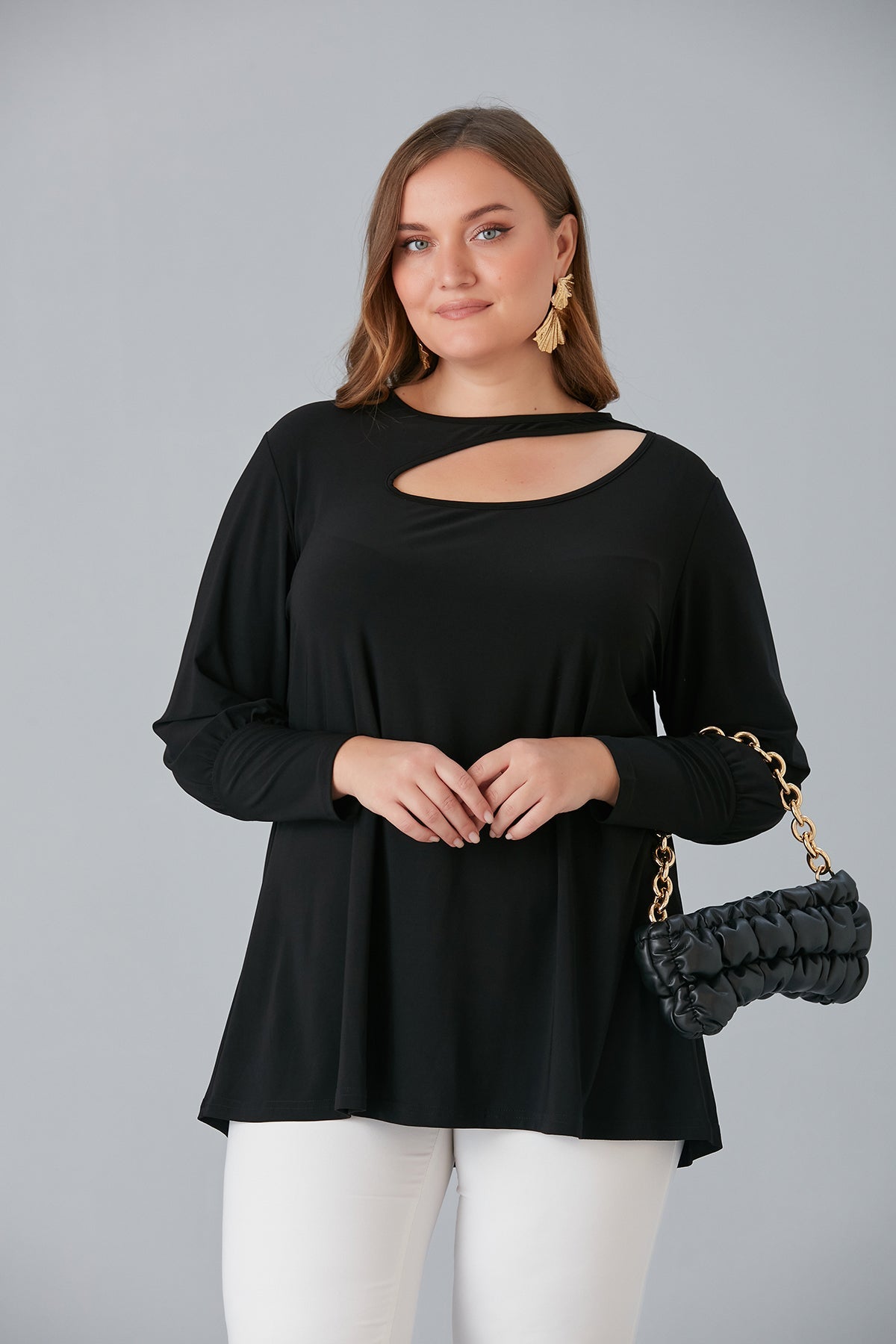 Γυναικεία μπλούζα με πρωτότυπη λαιμόκοψη σε μεγάλα μεγέθη- Μαύρο