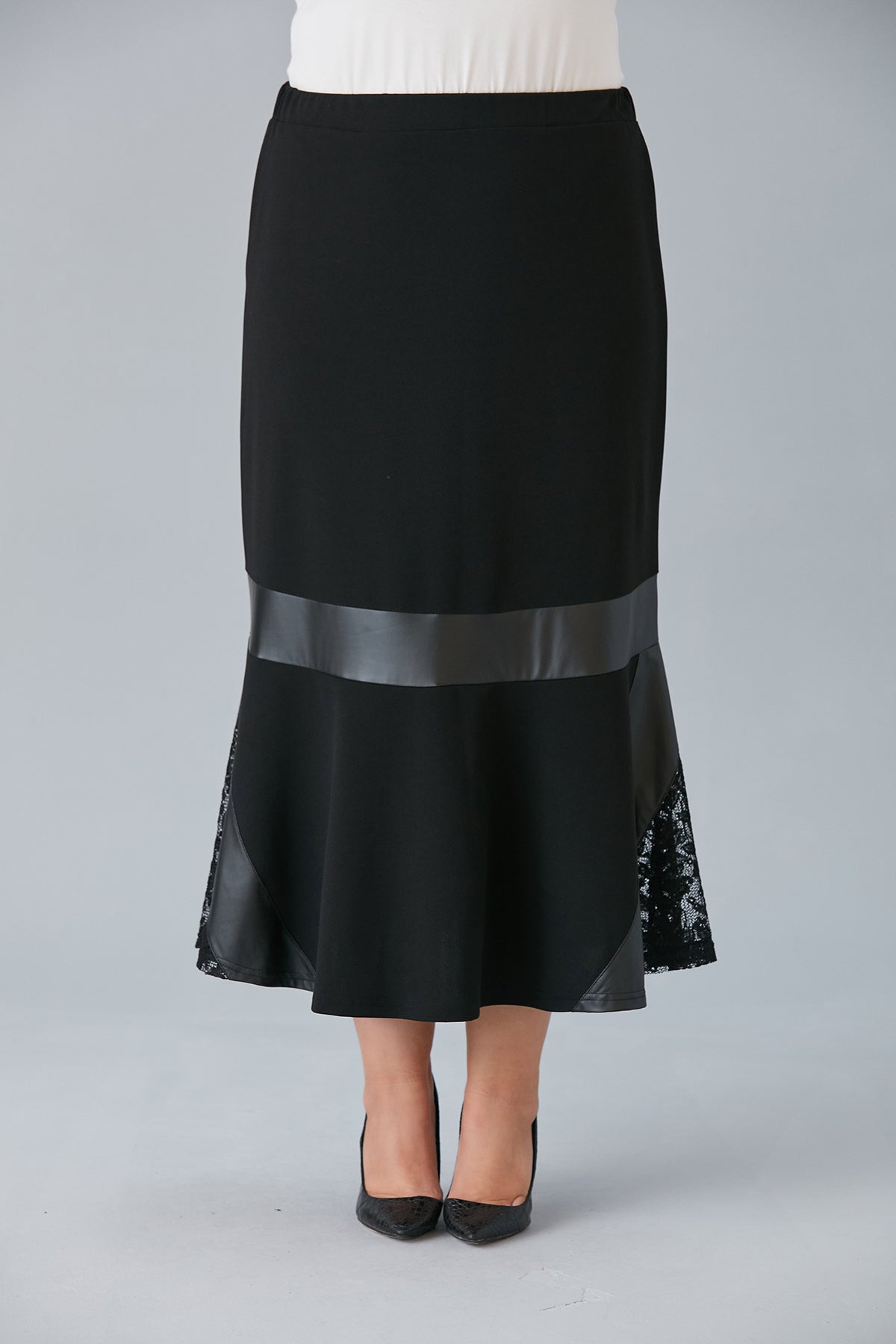 Maxi φούστα με δερματίνη και δαντέλα σε μεγάλα μεγέθη- Μαύρο