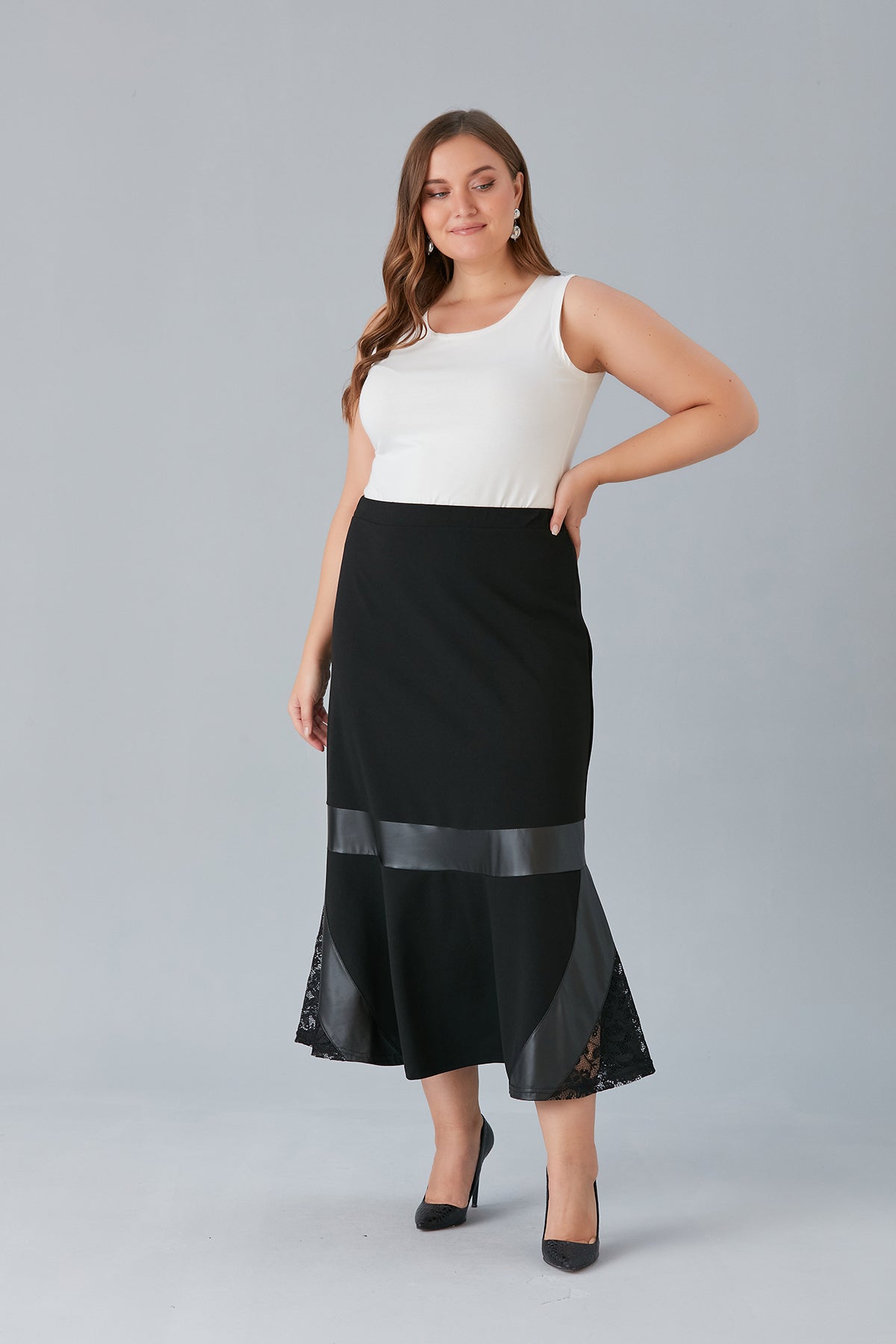 Maxi φούστα με δέρμα και δαντέλα σε μεγάλα μεγέθη- Μαύρο