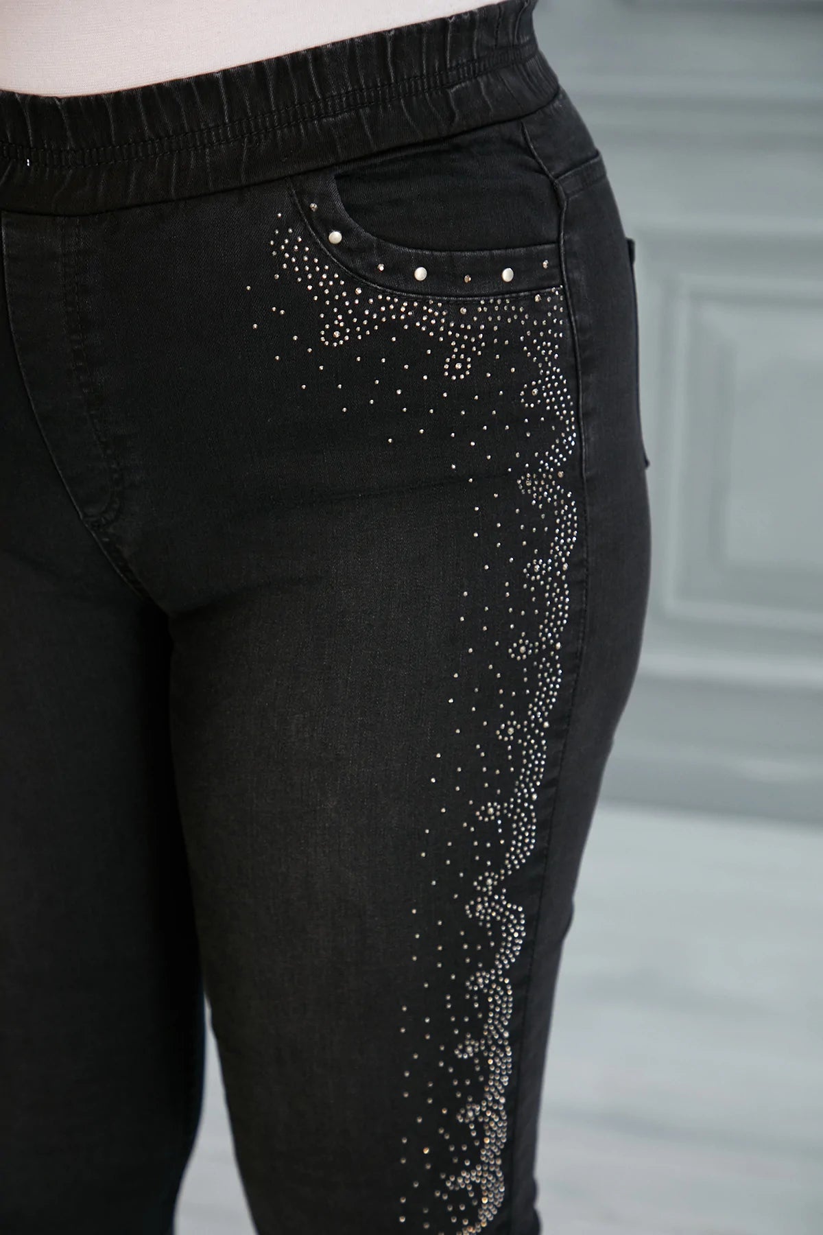 Τζιν παντελόνι με διακόσμηση στα μπατζάκια σε μεγάλα μεγέθη - Μαύρο