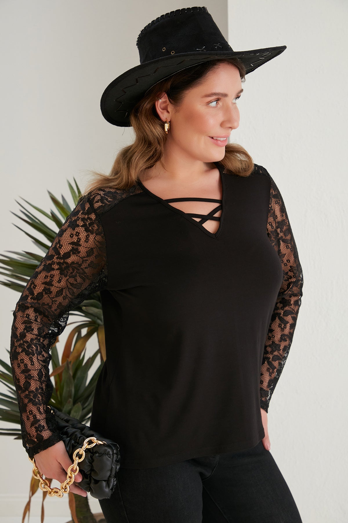 Γυναικεία μαύρη μπλούζα με δαντέλα σε μεγάλα μεγέθη