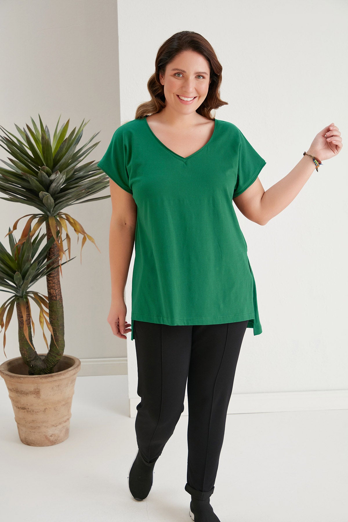 Βαμβακερό μπλουζάκι με λαιμόκοψη V και σκισίματα σε 7 χρώματα σε μεγάλα μεγέθη-Πράσινο