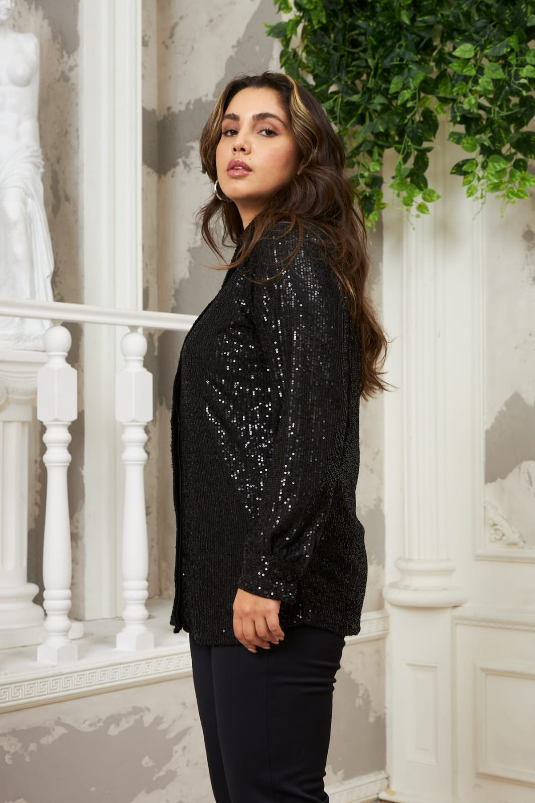Κομψό γυναικείο πουκάμισο με παγιέτες σε μεγάλα μεγέθη   - Μαύρο