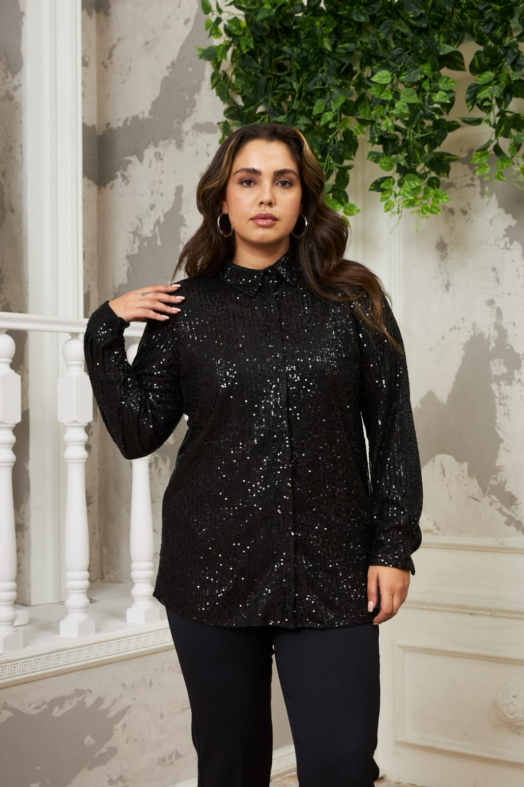 Κομψό γυναικείο πουκάμισο με παγιέτες σε μεγάλα μεγέθη   - Μαύρο