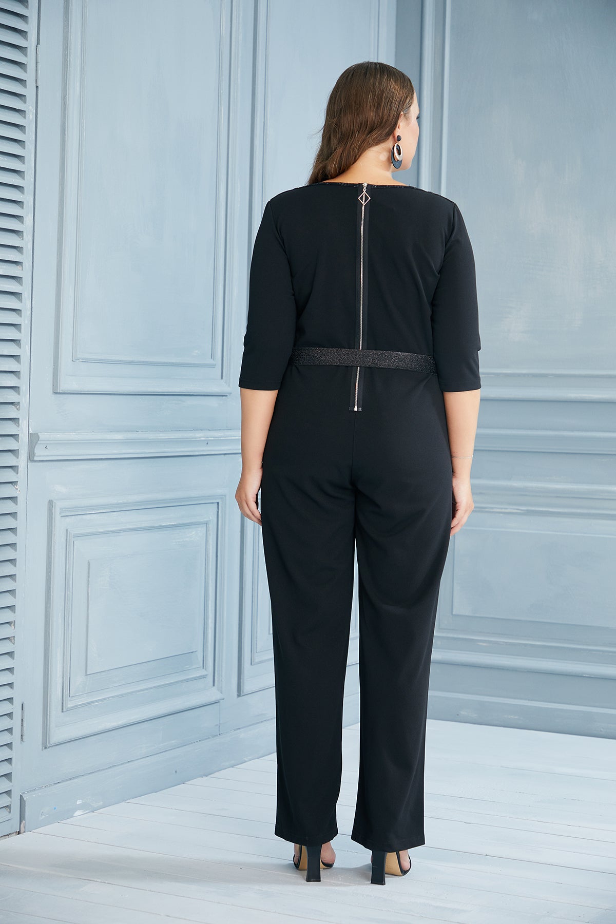Μαύρη κομψή ολόσωμη φόρμα με φερμουάρ στην πλάτη - μεγάλα μεγέθη 