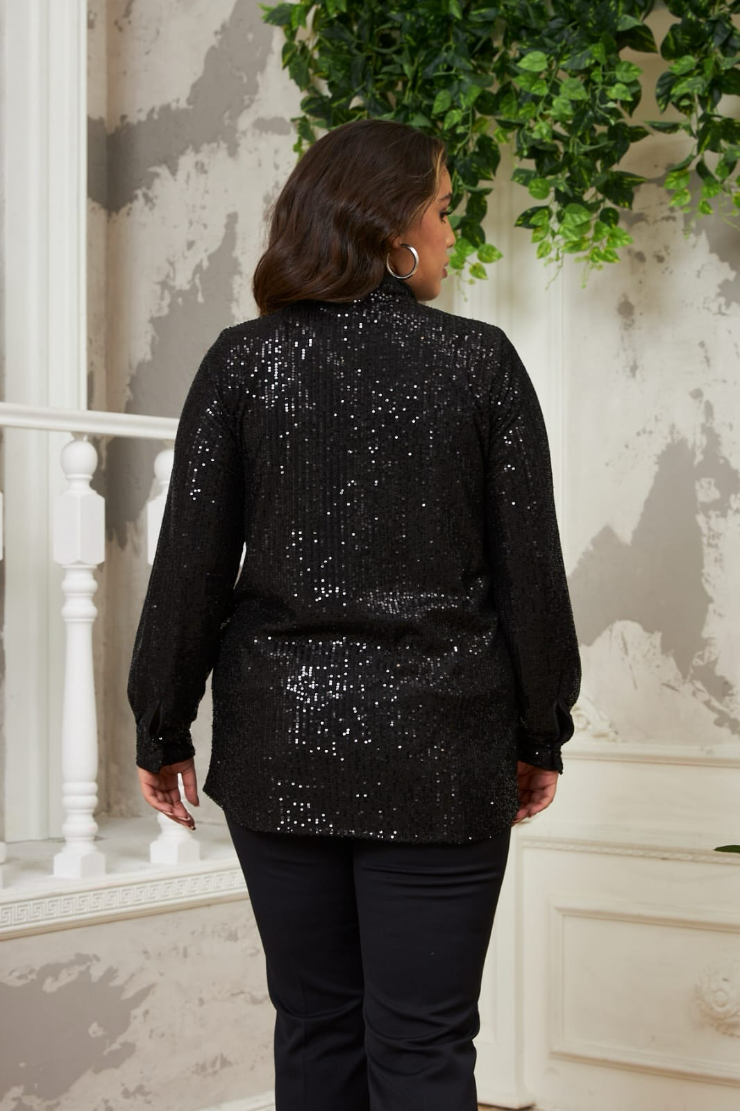 Κομψό γυναικείο πουκάμισο με παγιέτες σε μεγάλα μεγέθη - Μαύρο