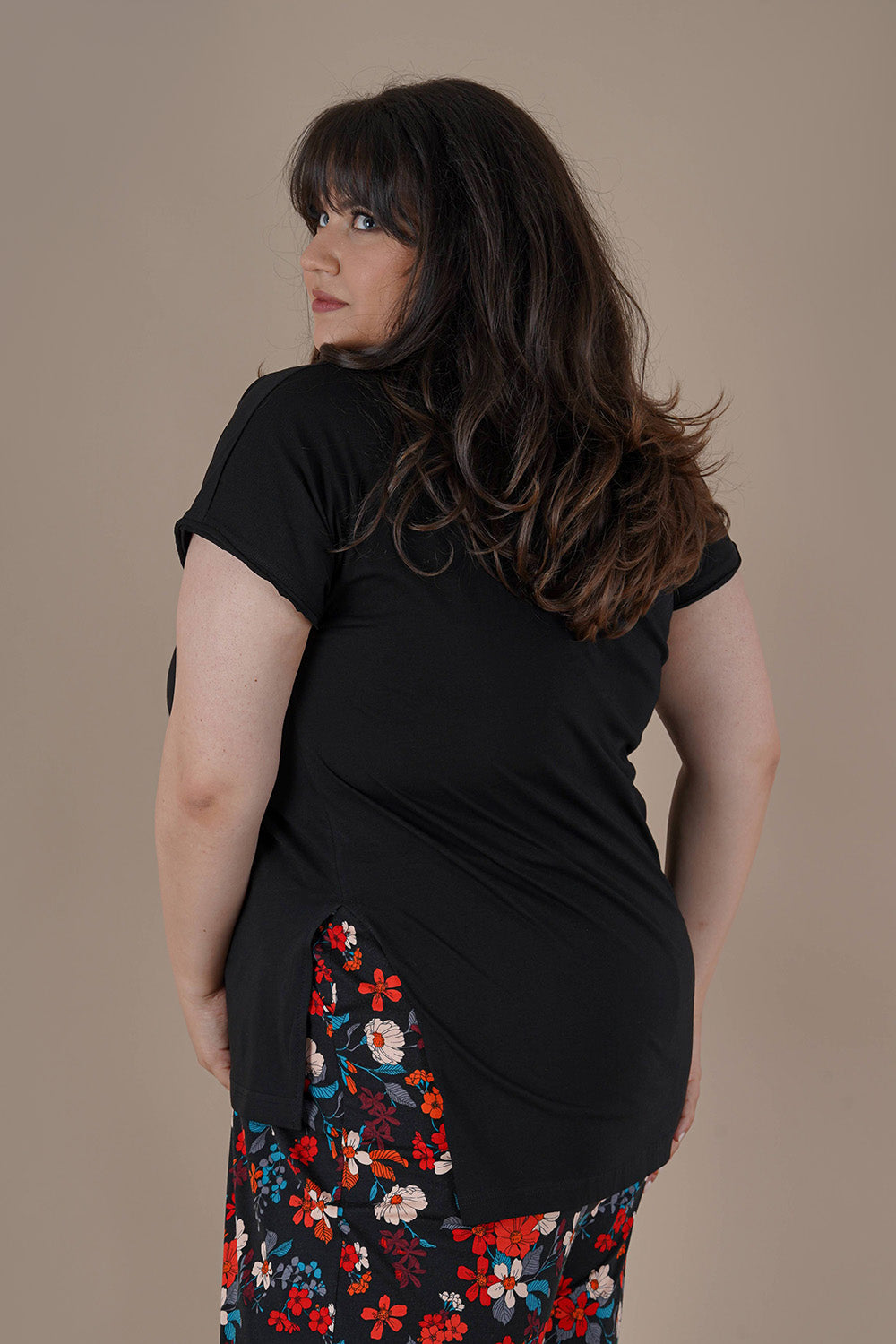 Βαμβακερό μπλουζάκι με λαιμόκοψη V και σκισίματα σε 7 χρώματα σε μεγάλα μεγέθη- Μαύρο