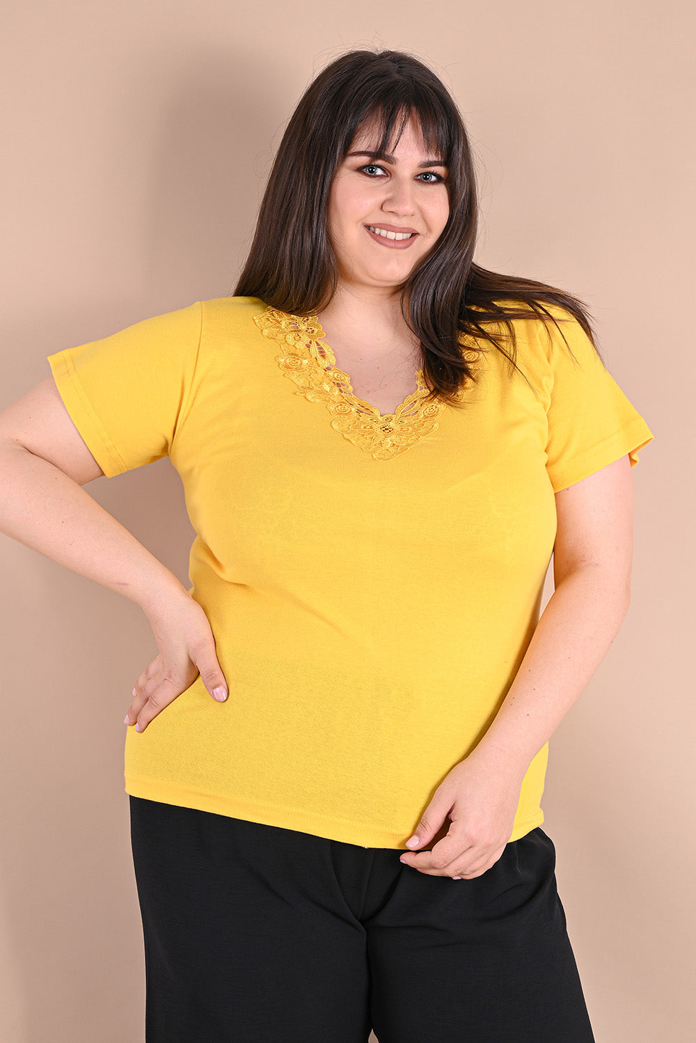 Κίτρινη βαμβακερή μπλούζα με δαντέλα σε μεγάλα μεγέθη