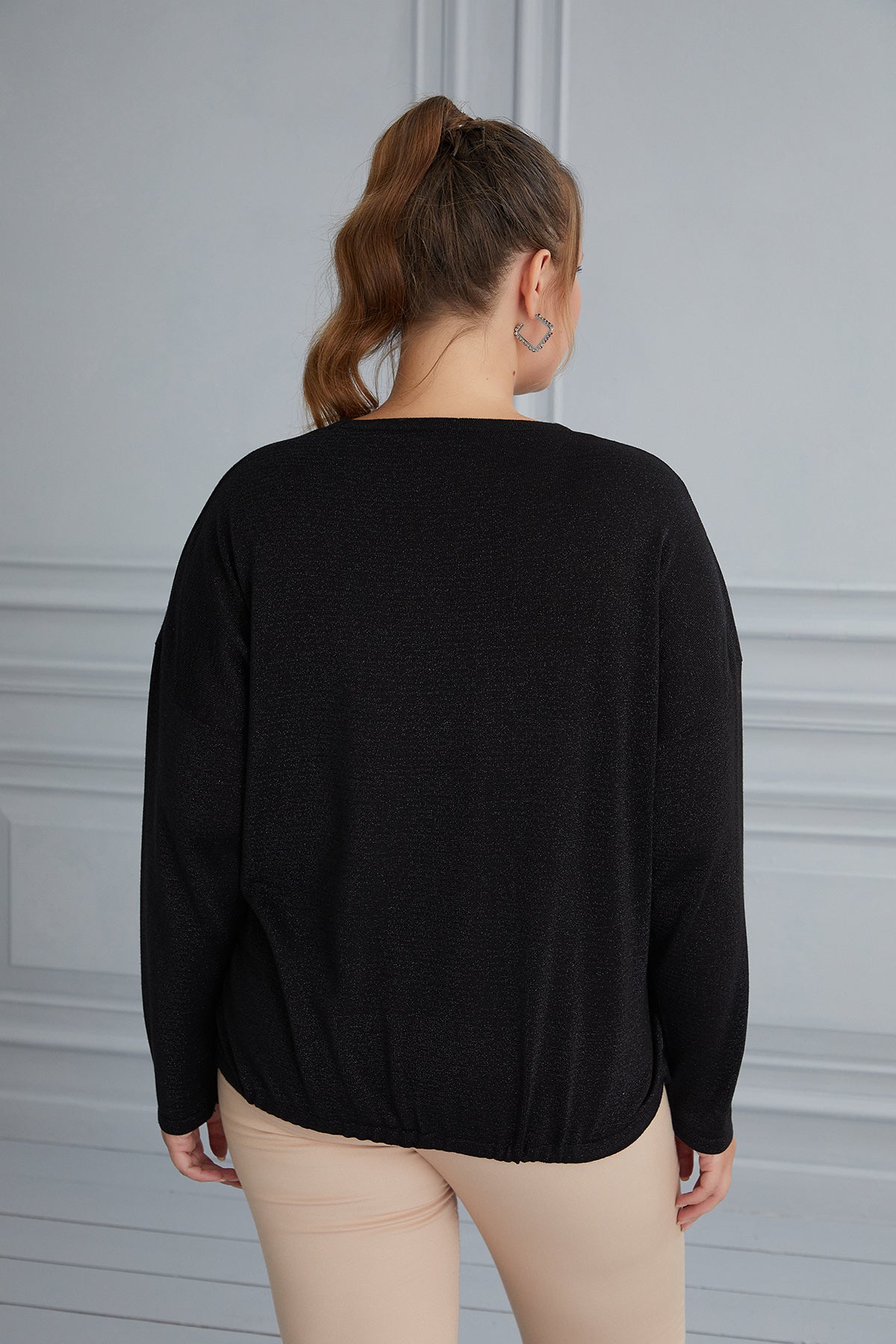 Πλεκτή γυναικεία μπλούζα με στάμπα και κορδόνια σε μεγάλα μεγέθη- Μαύρο