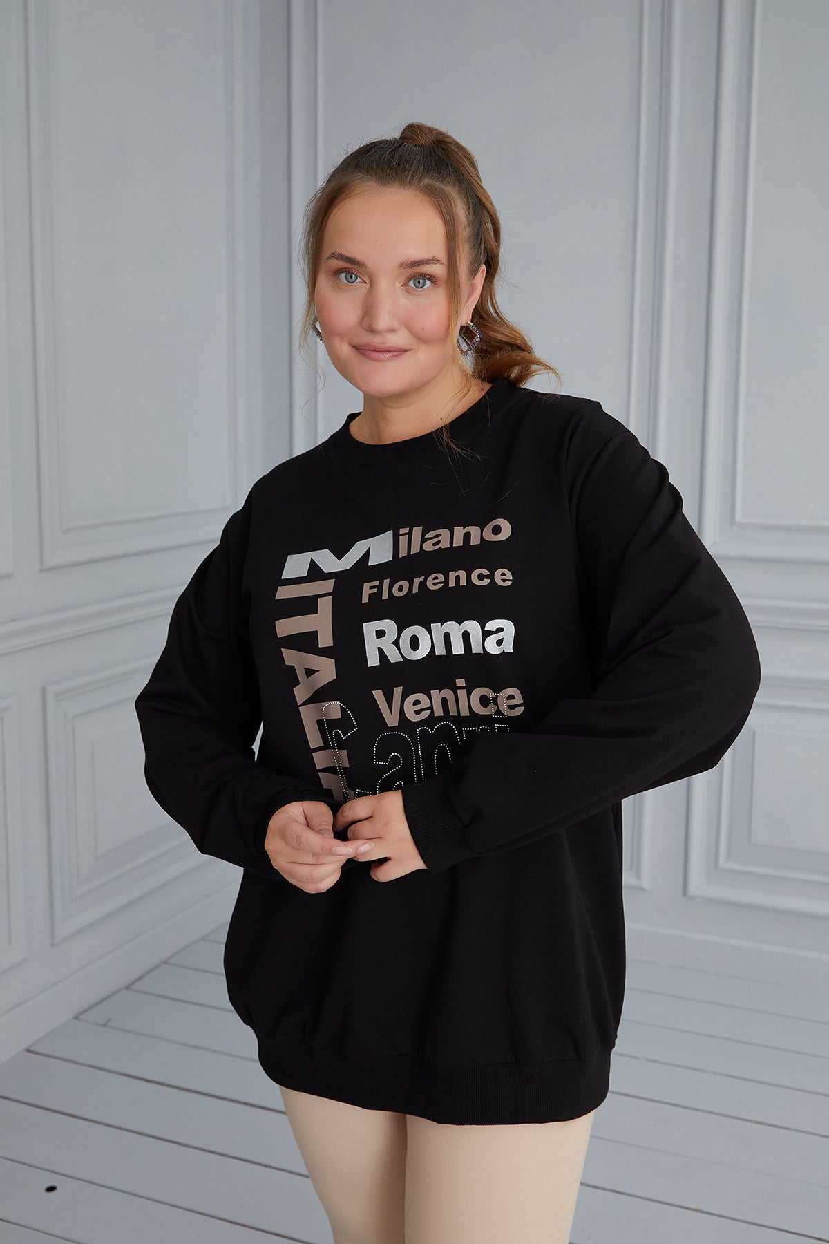 Γυναικεία μπλούζα με στάμπα Italia σε μεγάλα μεγέθη- Μαύρο