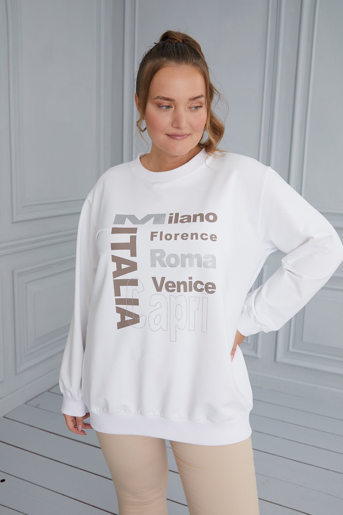 Γυναικεία μπλούζα με στάμπα Italia σε μεγάλα μεγέθη - Άσπρο