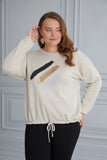 Πλεκτή γυναικεία μπλούζα με στάμπα και κορδόνια σε μεγάλα μεγέθη - Μπέζ