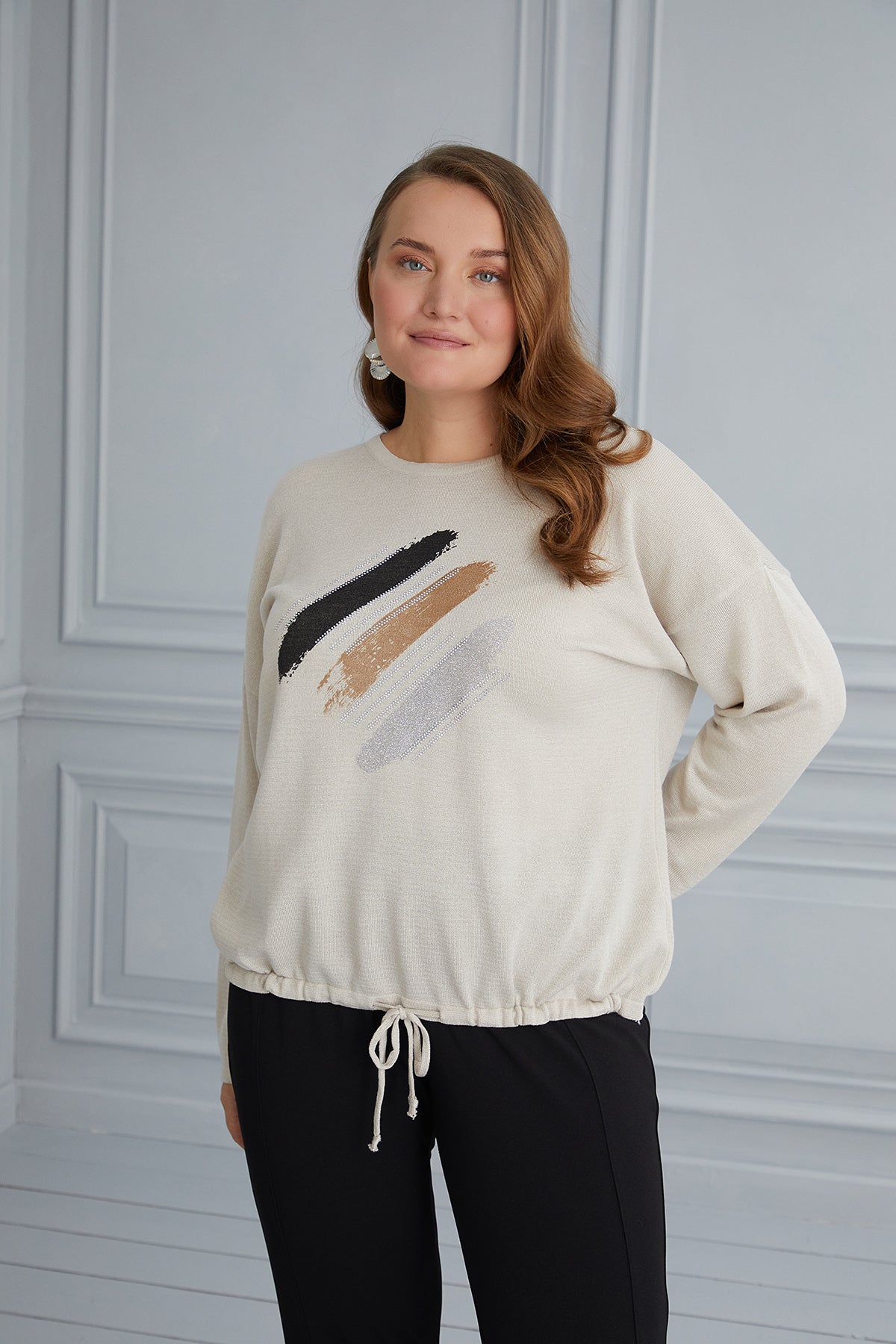 Πλεκτή γυναικεία μπλούζα με στάμπα και κορδόνια σε μεγάλα μεγέθη - Μπέζ
