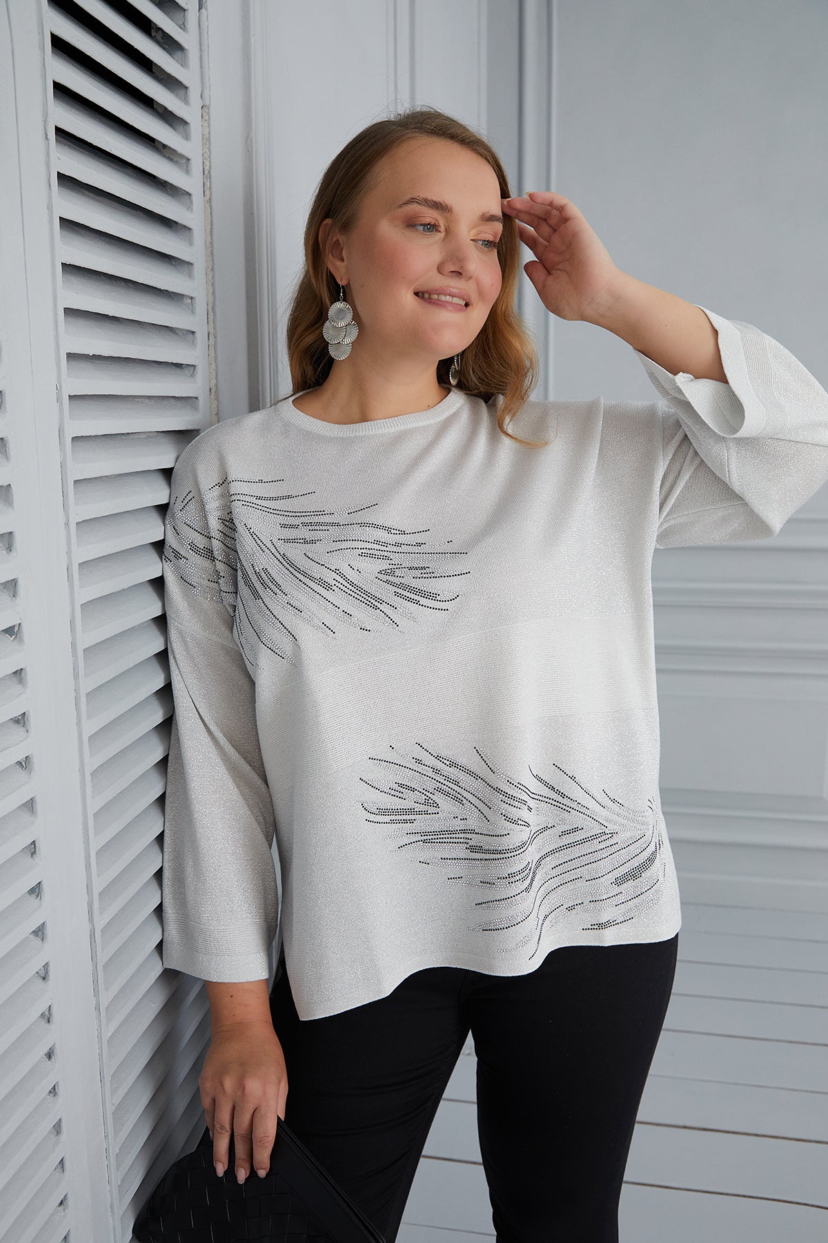 Πλεκτή μπλούζα με διακόσμηση πούπουλα σε μεγάλα μεγέθη  - Άσπρο
