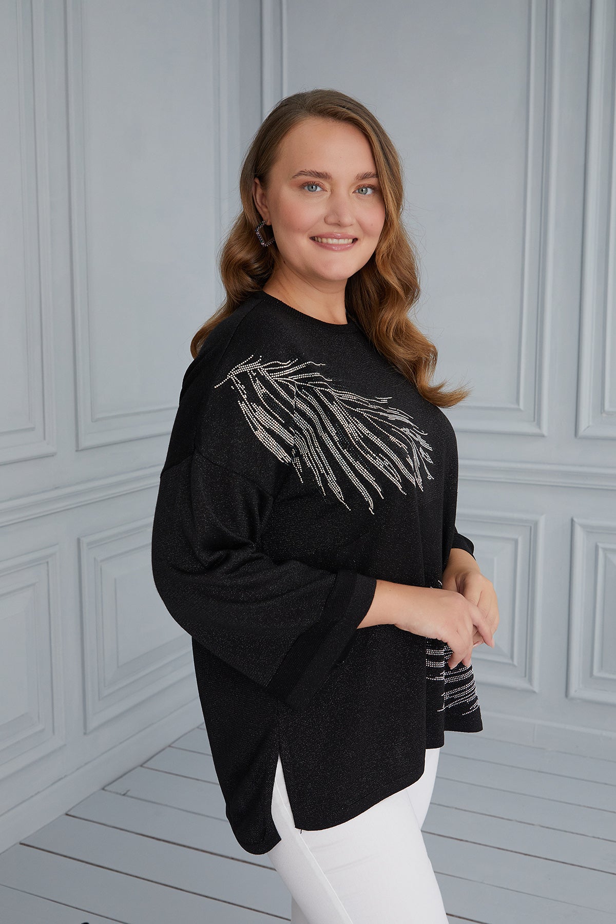МаксΠλεκτή μπλούζα με διακόσμηση πούπουλα σε μεγάλα μεγέθη - Μαύρο блуза Нежни пера - Μαύρο 