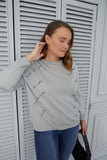 Πλεκτή μπλούζα με απαλή διακόσμηση σε μεγάλα μεγέθη - Γκρί
