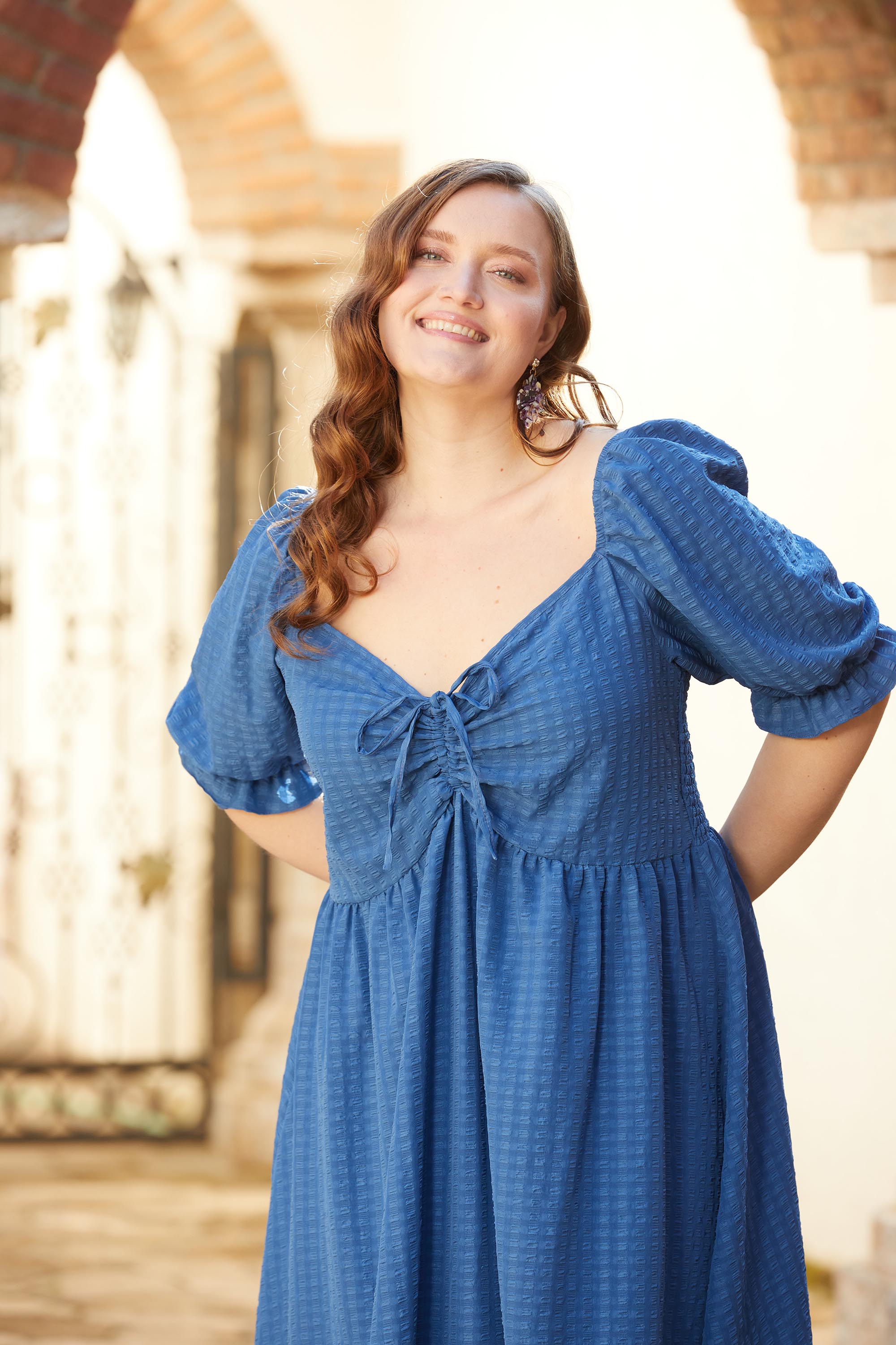 Καλοκαιρινό σέξι φόρεμα με μοντέρνα λαιμόκοψη σε μεγάλα μεγέθη -Μπλε