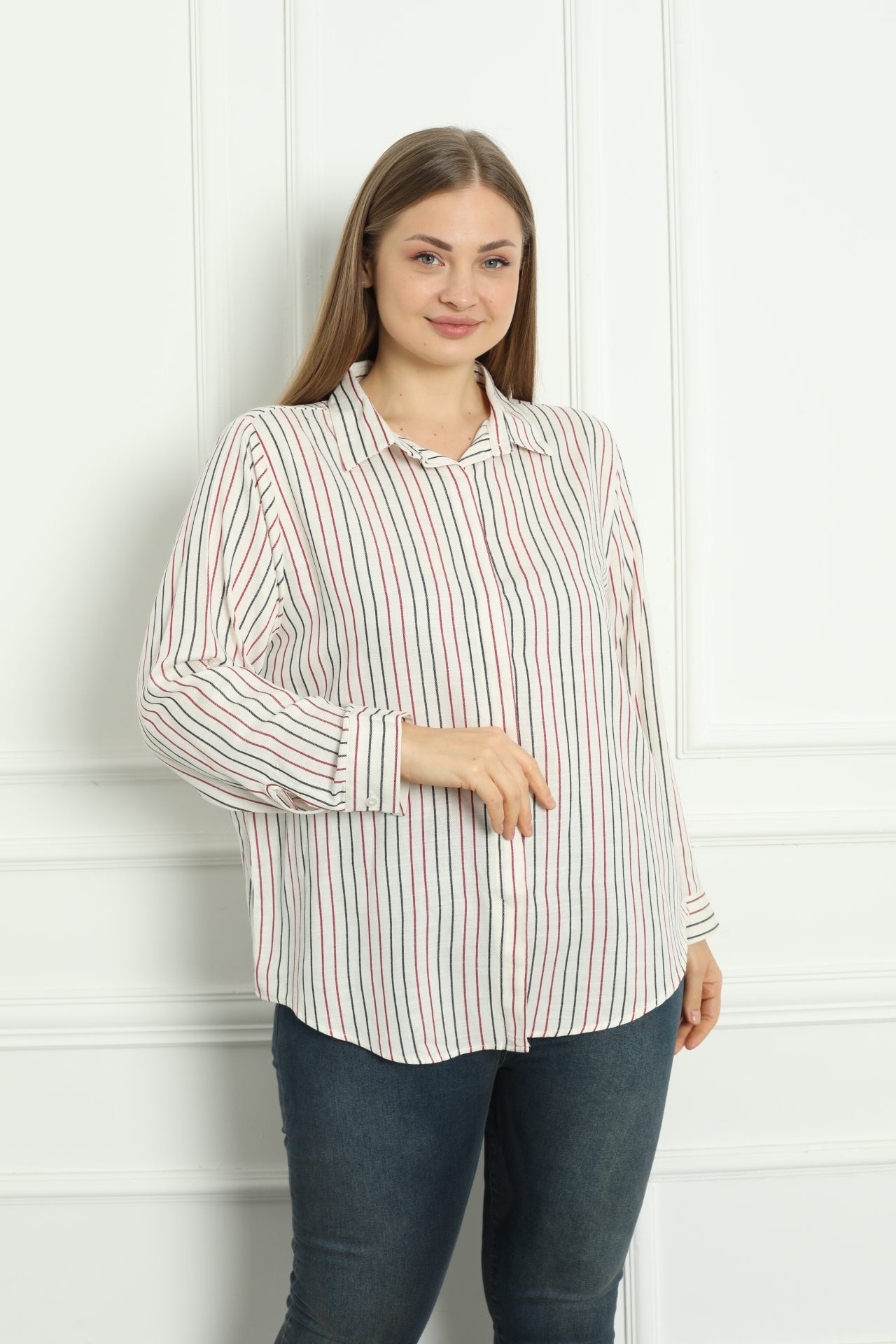 Ριγέ γυναικείο πουκάμισο βισκόζη σε μεγάλα μεγέθη - Κόκκινο
