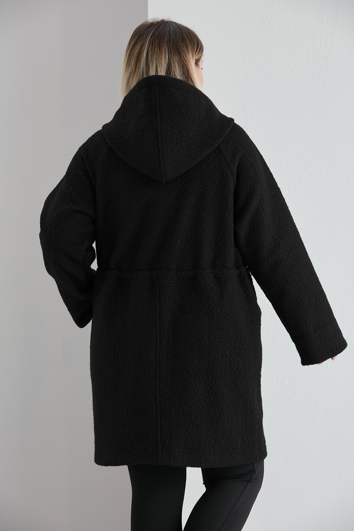 Γυναικείο μακρύ παλτό από μπουκλέ σε μεγάλα μεγέθη - Μαύρο